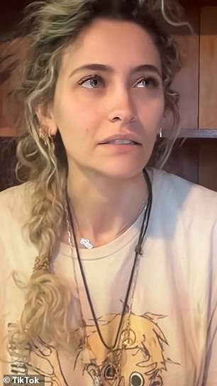 وفي وقت سابق من هذا الأسبوع، اعترفت في مقطع فيديو عبر الإنترنت بوجود ثقب في منتصف أنفها نتيجة تعاطي الكوكايين.