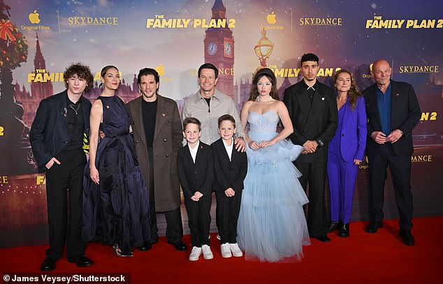 في هذه الأثناء، تلعب ميشيل دور زوجته جيسيكا على الشاشة، بينما يلعب زوي كوليتي وفان كروسبي والتوأم بيتر وثيودور ليندسي دور أطفالهم.