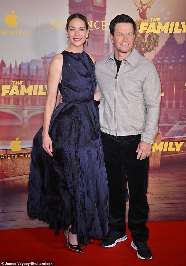 الممثلة البالغة من العمر 49 عامًا، لفتت الأنظار بفستان أزرق داكن يتميز بتنورة دراماتيكية ضخمة