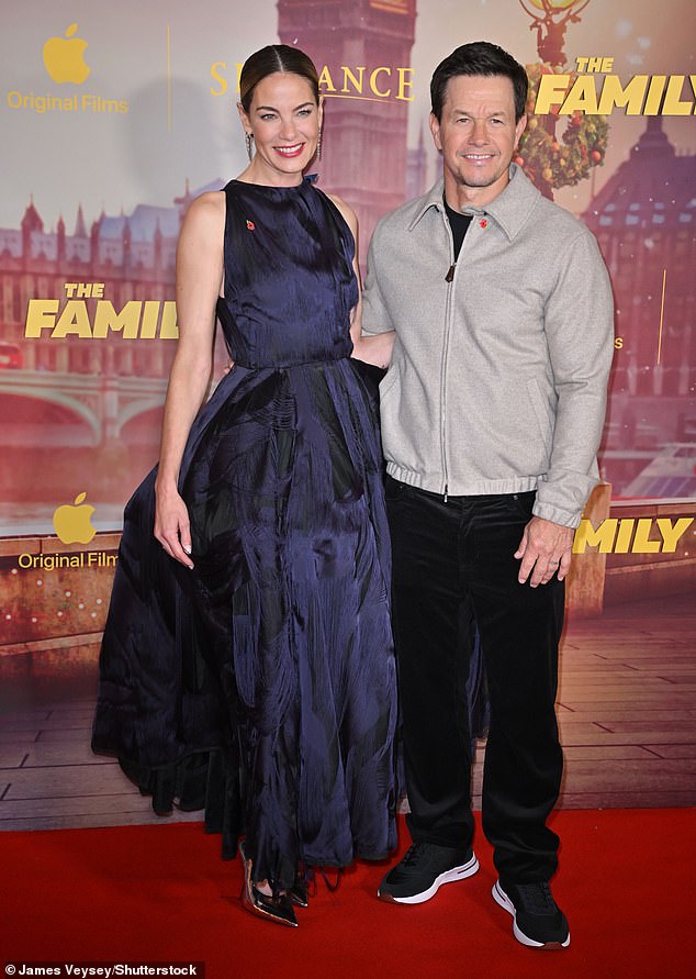 اختار مارك مظهرًا غير رسمي أكثر، يتكون من سترة من الصوف، ارتداها مع بنطال أسود