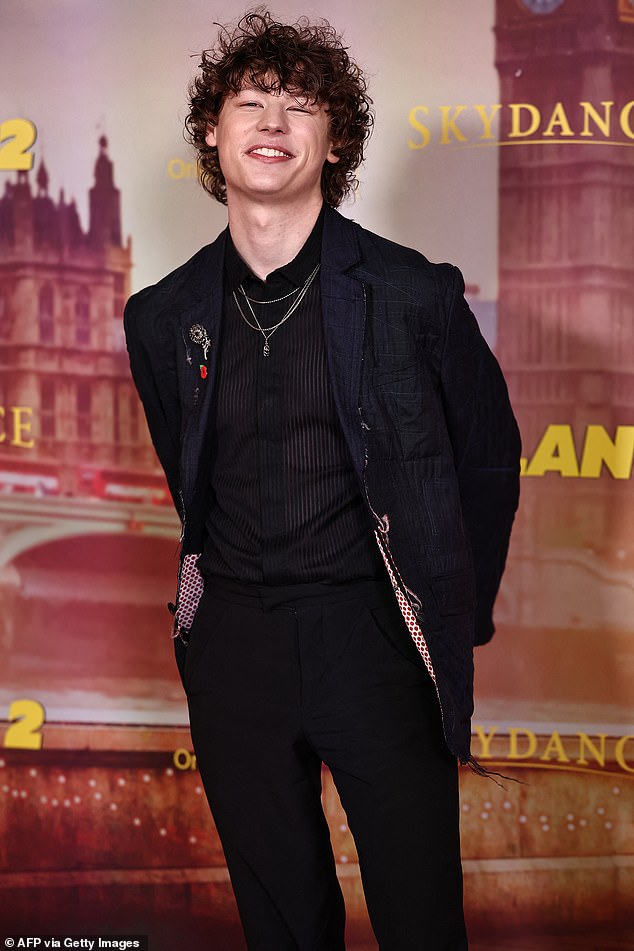 وبدا فان أنيقا ببدلة سوداء