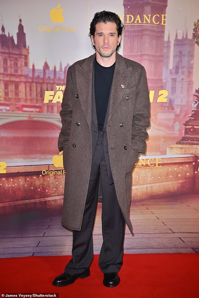 ارتدى نجم مسلسل Game Of Thrones معطفًا طويلًا من الصوف فوق بدلة رمادية