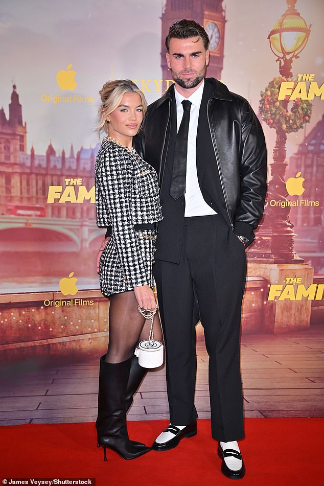 وانضم إليها شريكها توم كلير