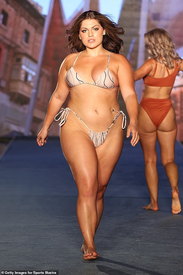 ظهرت هاليكاس في حملات إعلانية لـ JCPenney وSnapchat قبل أن تصعد إلى الصدارة كعارضة ملابس سباحة Sports Illustrated في عام 2021