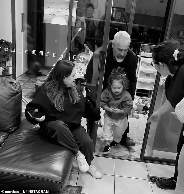 وأظهر المقطع بالأبيض والأسود عم مارثا إنزو، الذي حصل على المعلومات المهمة في ظرف، وهو يرشد لوسيوس الصغير إلى أمي وأبي لتوصيل الأخبار.