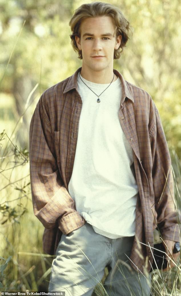 من بين القطع التي ستتاح للمعجبين فرصة امتلاك الزي الذي ارتداه في الحلقة التجريبية، والذي من المتوقع أن يتم بيعه بمبلغ يصل إلى 4000 دولار وفقًا لمجلة People؛ شوهد في لقطة ثابتة