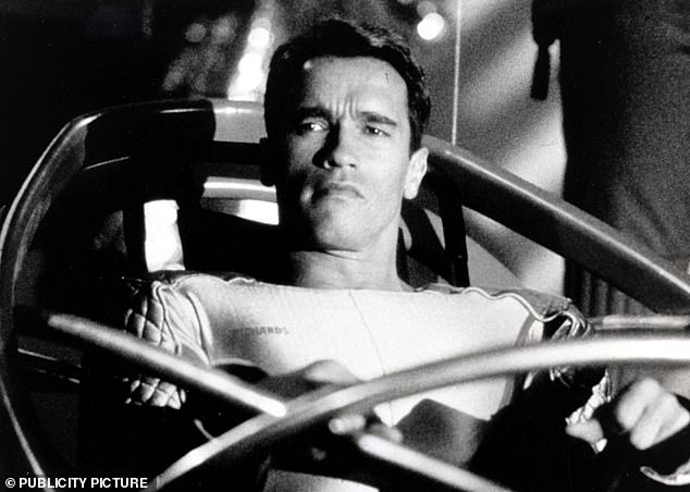 الفيلم الأصلي لأرنولد شوارزنيجر، صدر عام 1987، وهو مستوحى من رواية لستيفن كينج، تحت الاسم المستعار ريتشارد باشمان، وقد اكتسب مكانة مرموقة.