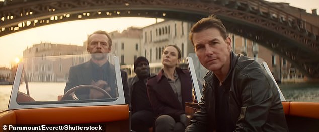 هيئة المحلفين خرجت من منتقدي برنامج Running Man، حيث أشاد البعض بخليفة غلين باول 