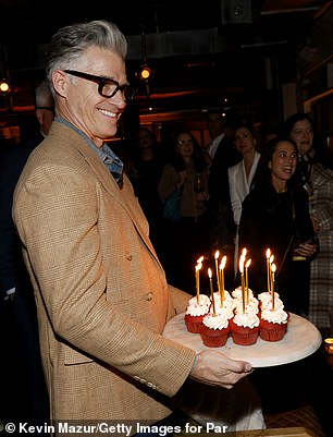 وبعد ساعات، فاجأها إريك روثرفورد، مقدم برنامج Not Just Pretty Pictures، بطبق مكون من 13 كعكة مخملية حمراء مغطاة بالشموع المضاءة.