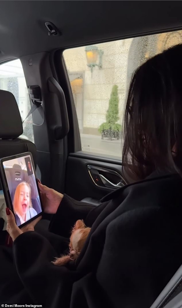 أكثر ما تأثرت به الطفلة باكر هو قيام ابنتها الكبرى رومر ويليس بترتيب مكالمة عبر تطبيق FaceTime مع ابنتها لويتا ويليس البالغة من العمر عامين، والتي غنت وتمزح بلطف مع جدتها الشهيرة.