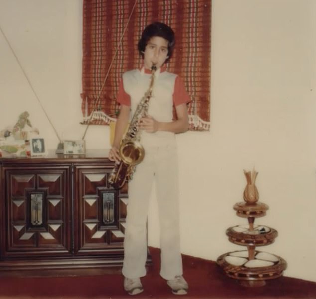 شارك Kimmel لقطة طفولته لصديقه وهو يشحذ مقطوعاته الموسيقية في سن مبكرة