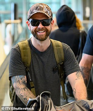 ... بينما يستعد شقيقها جاك لتلويث يديه في الغابة الأسترالية (في الصورة في مطار بريسبان يوم الأربعاء)