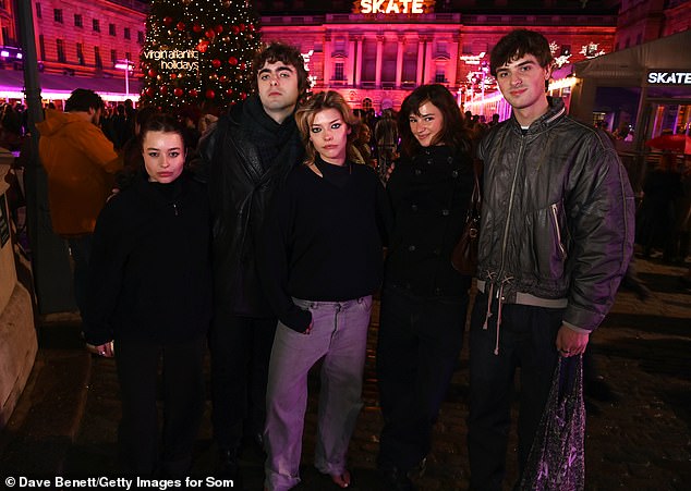 وحضرت أيضًا صديقة روميو بيكهام السابقة ميا ريغان - التي شوهدت مع لينون وإيزي وصديقها الجديد هنري أوسوليفان.