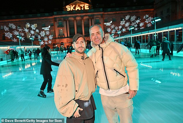 وفي الوقت نفسه، شوهد أيضًا DJ Fat Tony وهو يتوجه إلى حلبة التزلج على الجليد إلى جانب زوجه Stavros Agapiou