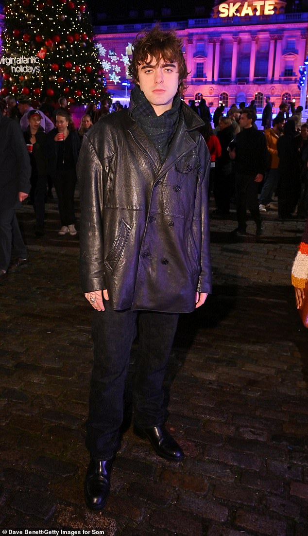 اختتم لينون حدث التزلج بسترة جلدية كبيرة الحجم وبنطلون جينز أزرق داكن ووشاح من الترتان