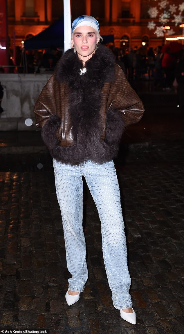 ظهرت أيضًا عارضة الأزياء تايجرليلي تايلور، وهي ابنة الموسيقي روجر تايلور وشقيق عازف الطبول روفوس تايجر تايلور في The Darkness.