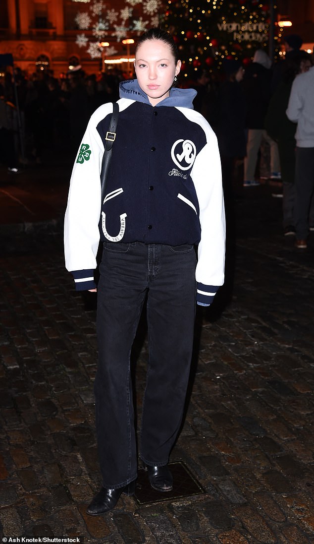 وفي الوقت نفسه، اختارت ليلى، ابنة عارضة الأزياء الشهيرة كيت موس، سترة جامعية باللونين الأزرق الداكن والأبيض