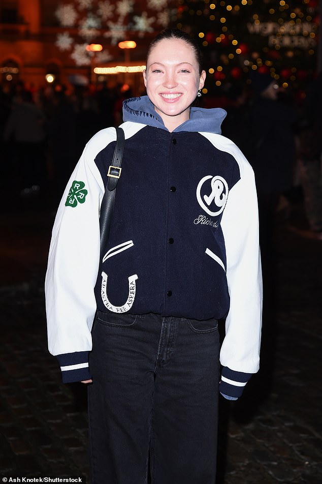 ارتدت ليلى سترتها مع بنطال جينز أسود بأرجل مستقيمة وحذاء بكعب من الجلد الأسود ووضعت حقيبة جلدية على كتفها