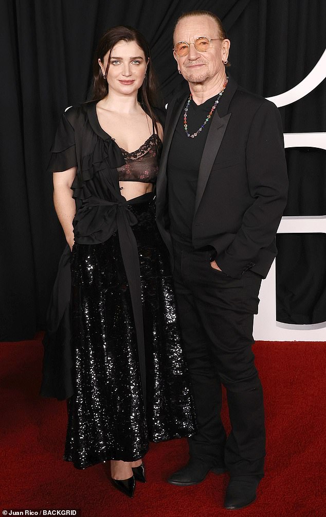 قدمت Eve عرضًا مفعمًا بالحيوية حيث كان يدعمها على السجادة الحمراء والدها الشهير وأيقونة U2 Bono