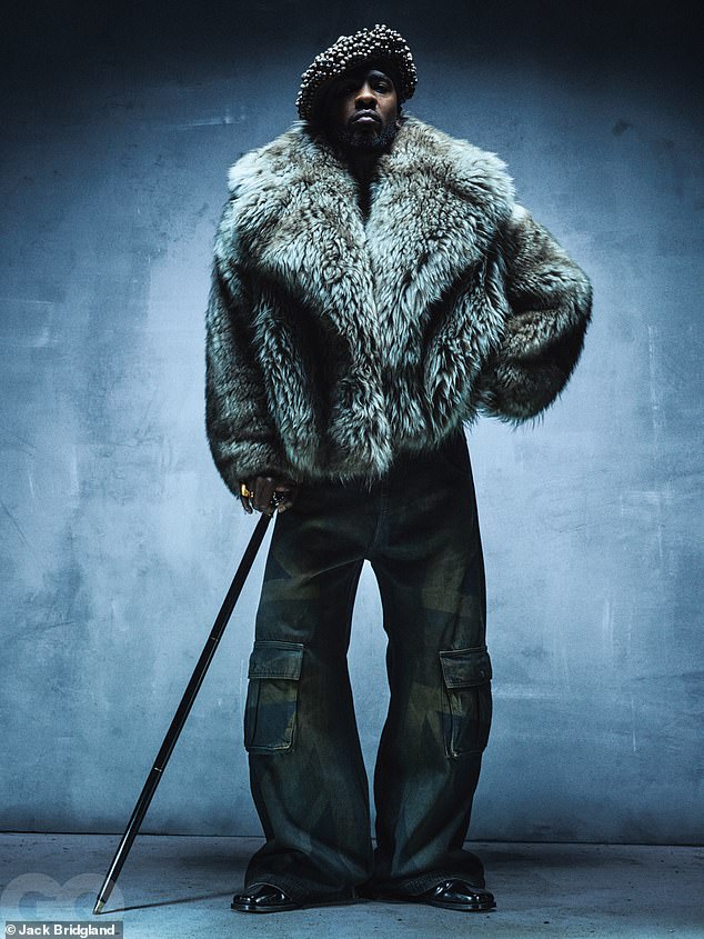 وبعيدًا عن الموسيقى، وجد مغني الراب مكانًا مناسبًا في صناعة الأزياء من خلال الإطلاق الناجح لعلامته التجارية الخاصة بالملابس، Mains