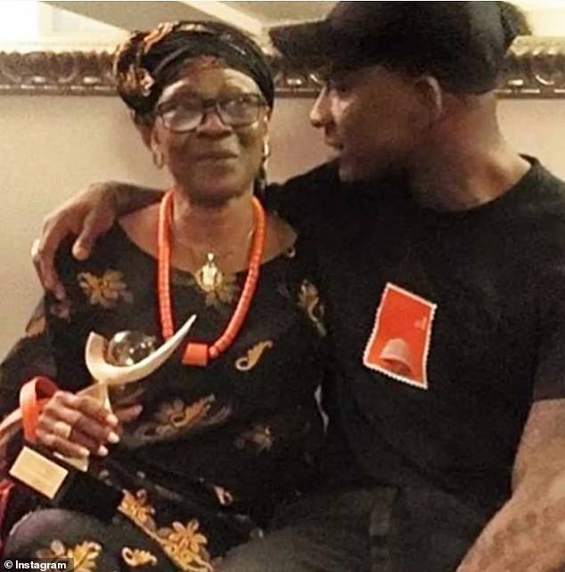 الاسم الحقيقي جوزيف أوليتان أدينوجا جونيور، ولد سكيبتا ونشأ في توتنهام لأبوين نيجيريين (في الصورة مع والدته، إيفي أدينوجا)