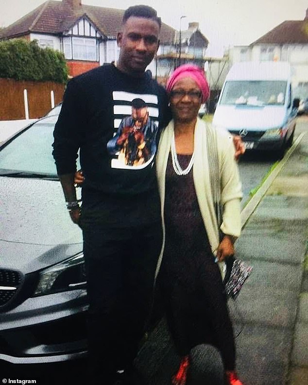 تم تصوير Skepta مع والدته المهتمة بالأناقة في صورة غير مؤرخة على Instagram