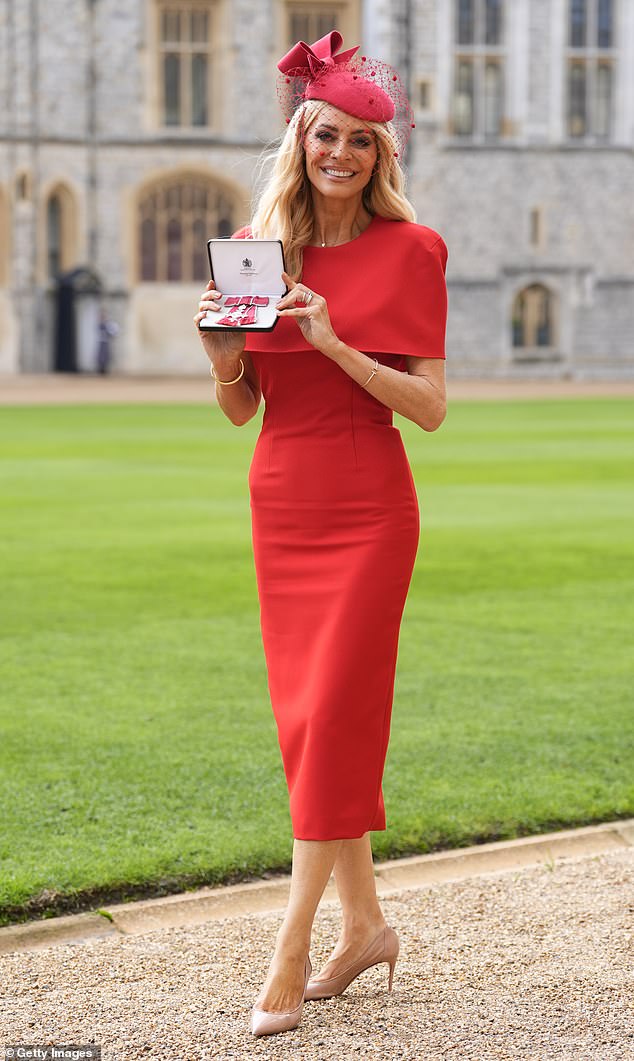 حصلت المضيفة Strictly على وسام MBE لخدماتها في مجال البث والأعمال الخيرية