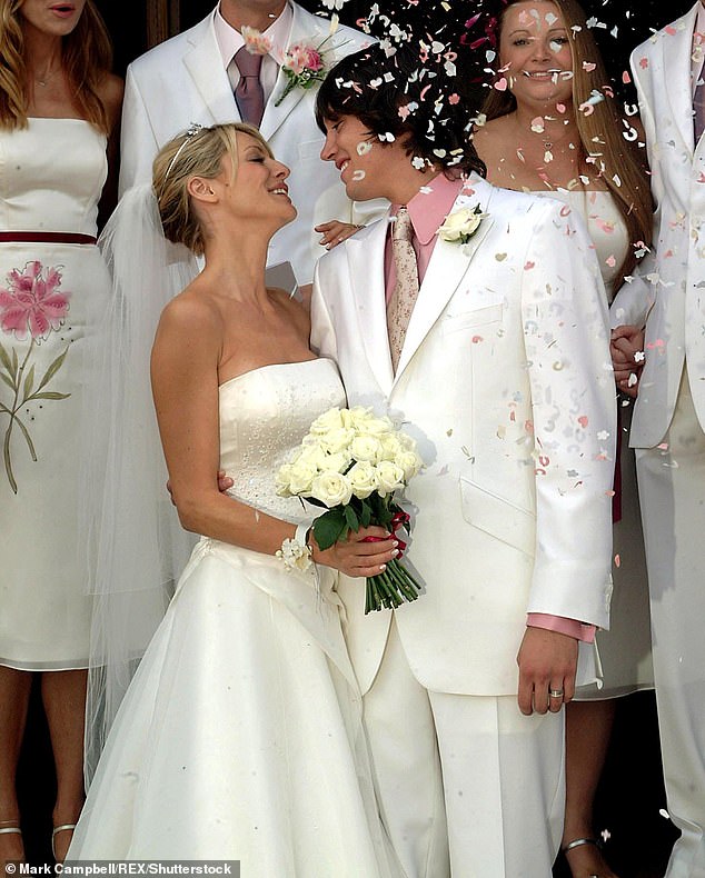 توفي والد تيس، فيفيان، بشكل مأساوي بسبب انتفاخ الرئة بينما كانت تقضي شهر العسل مع فيرنون، واعترفت منذ ذلك الحين بأن أكبر أسفها هو أنه لم يتمكن من مقابلة حفيداته مطلقًا.