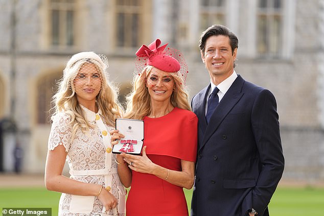 وارتدت فيبي، 21 عامًا، ملابس مثيرة للإعجاب أيضًا، حيث اتبعت خطى والدتها العصرية وارتدت مظهرًا من الدانتيل الكريمي مع قبعة مستديرة.