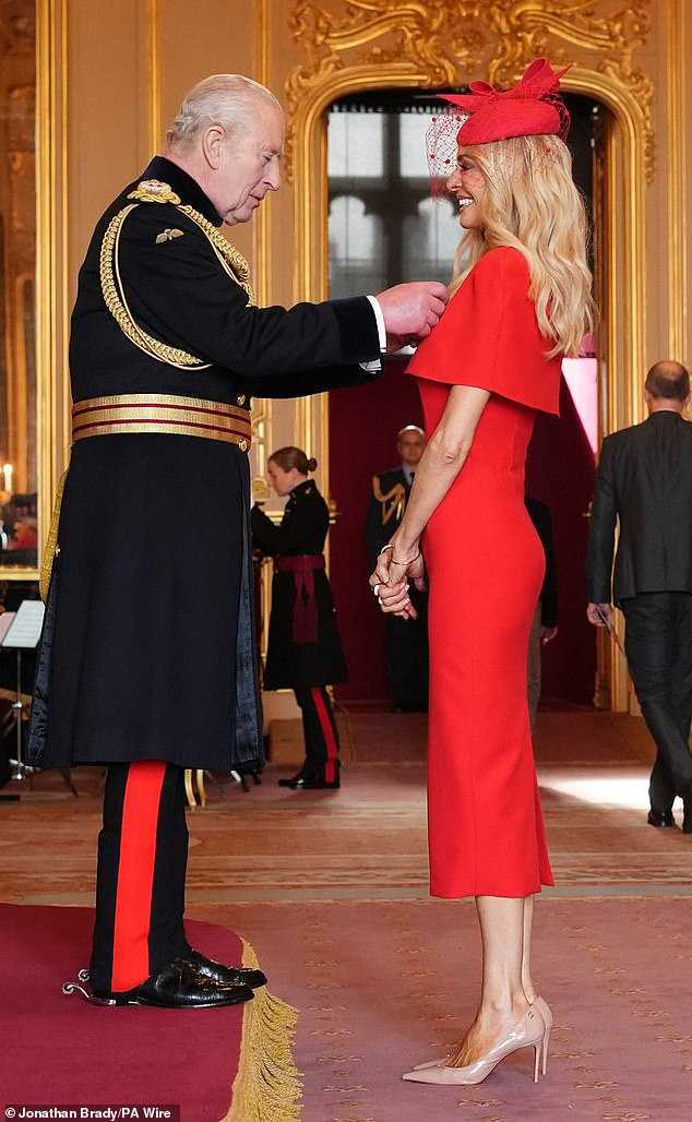 علق الملك الشرف على فستان تيس وهي تشع من الأذن إلى الأذن