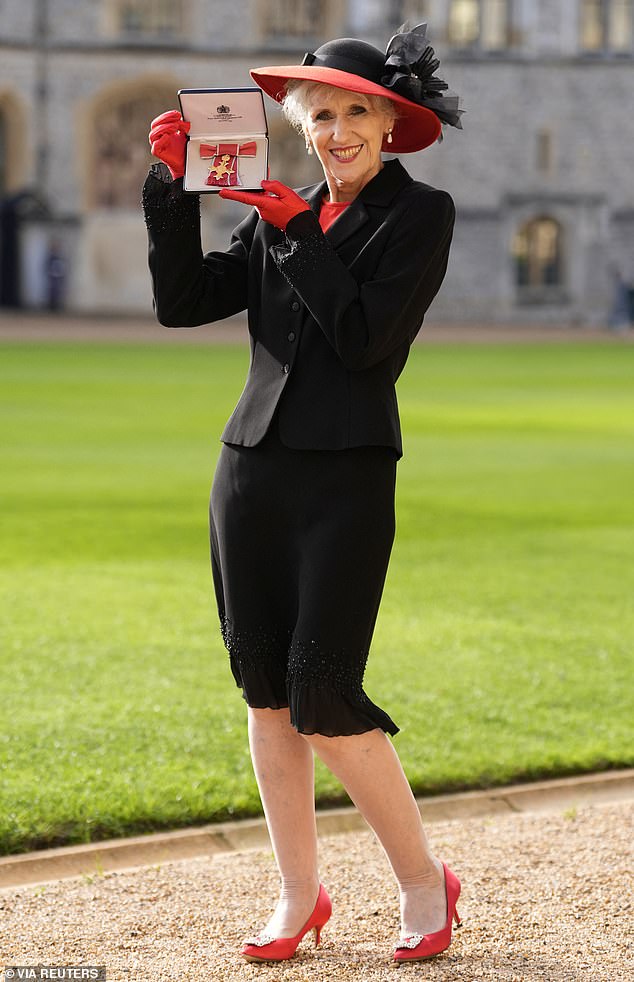 وفي الوقت نفسه، حصلت الممثلة أنيتا دوبسون على وسام الإمبراطورية البريطانية لخدماتها في جمع التبرعات الخيرية والعمل الخيري