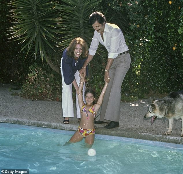 كانت والدة النجم نانسي داو ممثلة ظهرت في The Beverly Hillbillies وThe Wild Wild West وMr.Terrific. توفيت في عام 2016. شوهدت العائلة في عام 1975 في منزلهم في شيرمان أوكس بولاية كاليفورنيا والذي كان به حمام سباحة