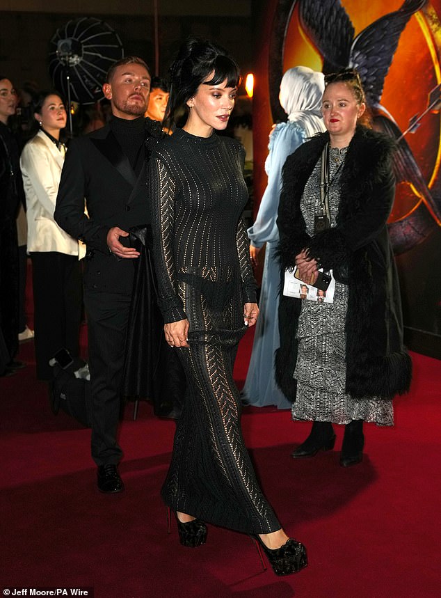 كانت المطربة موجودة لدعم المخرج ماثيو، الذي عملت معه في 2:22 - قصة شبح في عام 2021