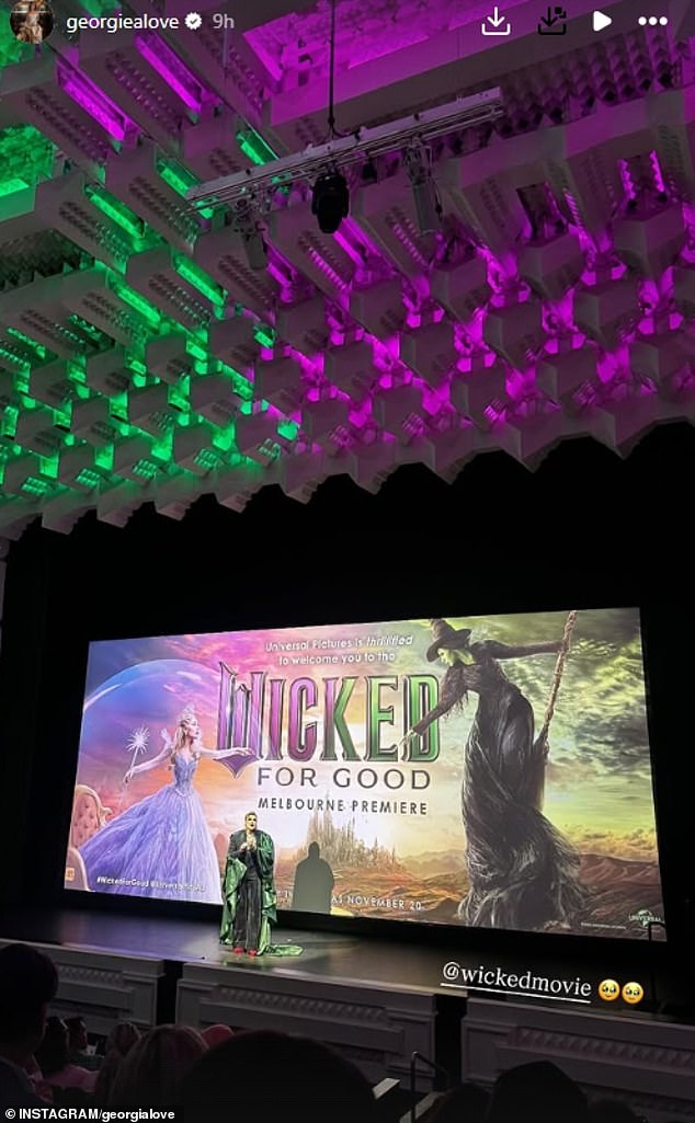 شاركت جورجيا أيضًا صورة للمسرح والشاشة الكبيرة على صفحتها