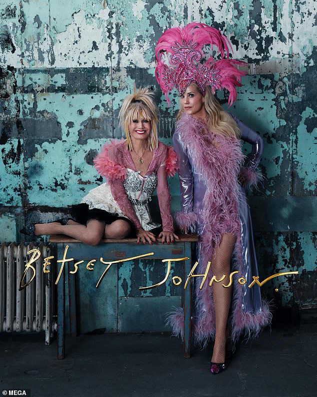 تبدو الممثلة و