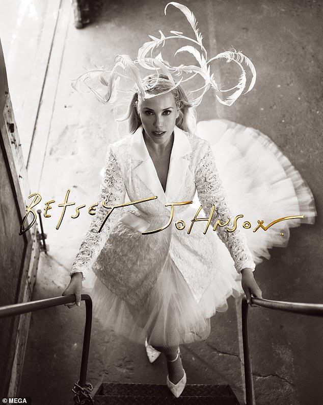 تم تصوير الحملة على مجموعة مليئة بالحنين إلى بيض عيد الفصح، من الأزياء القديمة إلى الإيماءات إلى خلفية بيركلي الخاصة كراقصة، 