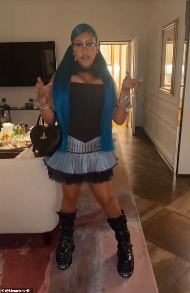 في لقطات الشاشة التي التقطتها صحيفة The Sun، ظهر في أحد أصابعها زوج من الأحجار الكريمة الفضية، بينما أظهر الآخر حجرًا أزرقًا في وسط إصبعها الأوسط.