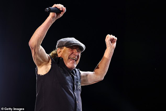 أصبح بريان جونسون مغني إيه سي/دي سي في عام 1980، بعد وفاة بون المفاجئة. في الصورة