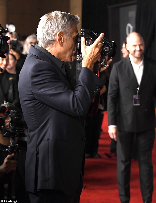 بعد التقاط الصور بنفسه، وضع جورج يديه على إحدى كاميرات المصور، وسارع إلى إظهار تقديره لزملائه أعضاء فريق التمثيل في الفيلم الشهير.