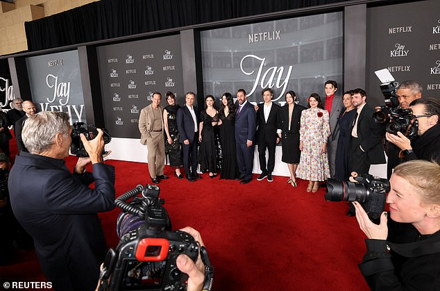 وحضر العرض الأول أيضاً نجوم الفيلم كلوني وآدم ساندلر (59 عاماً) والمخرج نوح باومباك.