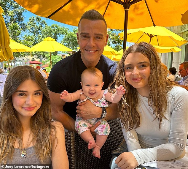 الشب ميليسا وجوي هو أيضًا أب لابنتين تشارلستون، 19 عامًا، وليبرتي، 15 عامًا، وقد رحب بهما مع زوجته السابقة تشاندي ياون-نيوتن.