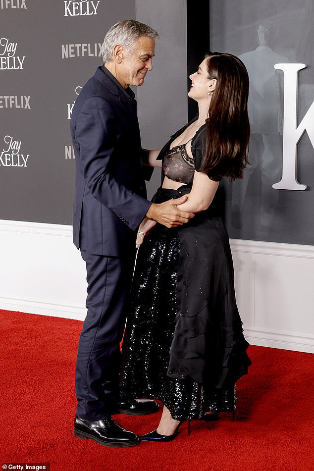 ووجه الفائز بجائزة الأوسكار العدسة نحو شريكته في الفيلم إيف هيوسون، التي تلعب دور زوجته الأولى التي لم يذكر اسمها في الفيلم