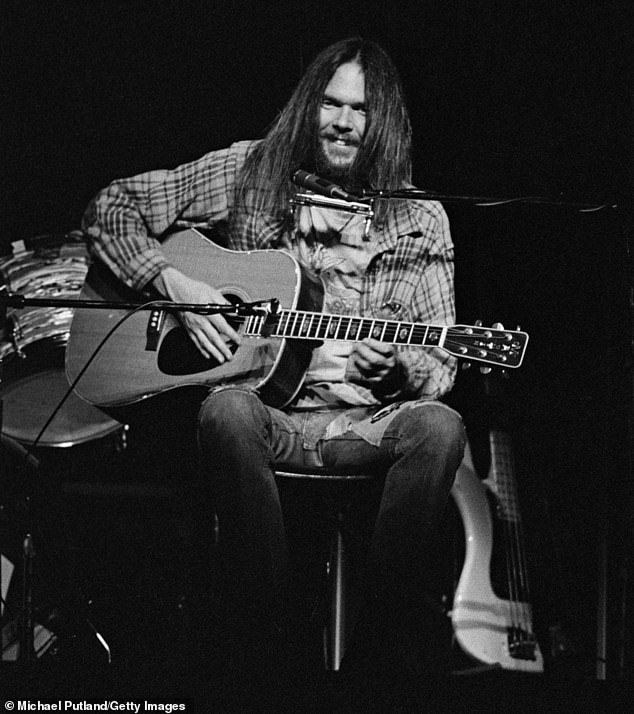 أصدر مغني الروك Let's Roll Again - الذي لا يزال يستمع إليه 10.2 مليون شهريًا على Spotify - 45 ألبومًا في الاستوديو، وهو مشهور بأغانيه Heart of Gold وHarvest Moon وOld Man وRockin' in the Free World (في الصورة عام 1973).