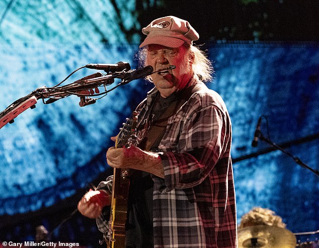 تم إدخال يونغ في قاعة مشاهير الموسيقى الكندية في عام 1982 وقاعة مشاهير الروك آند رول مرتين - كفنان منفرد في عام 1995 وكعضو في بوفالو سبرينغفيلد في عام 1997 (في الصورة 20 سبتمبر).