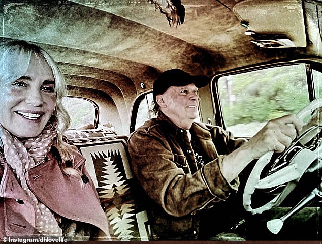 شوهد يونغ سابقًا وهو يقود سيارته المكشوفة المحدثة في صورة شاركتها زوجته الثالثة داريل هانا (على اليسار، في الصورة عام 2023). في 17 أبريل، أصدرت هانا فيلمها الوثائقي، نيل يونغ: الساحلي، والذي صورته خلال جولته الفردية لعام 2023.