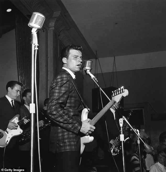 حفل موسيقي لموسيقى الروك أند رولز الشهيرة The Deltones في بريسبان عام 1973 كان غارقًا في المأساة. كانت الفرقة تؤدي عروضها في ملهى The Whiskey Au Go Go الليلي في وادي فورتيتيود في بريسبان، وكانوا محظوظين بالنجاة بحياتهم.