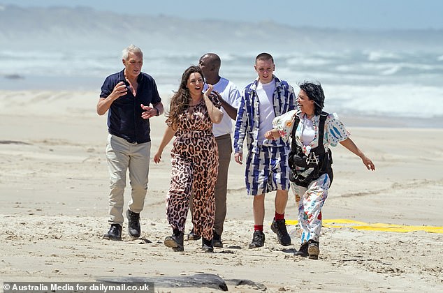 تم وضع التحدي الجماعي على الشاطئ الخلاب