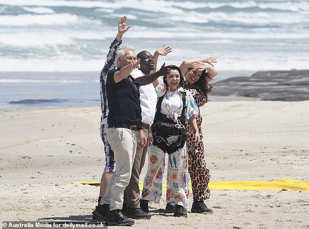 ولوحوا لأنت وديسمبر من أسفل الشاطئ