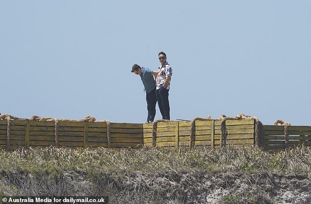 سيقوم المضيفون بإرشاد النجوم خلال الأسابيع الثلاثة المقبلة في المعسكر