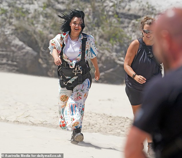 كانت شونا ترتدي بدلة لعب مطبوعة مع حزامها